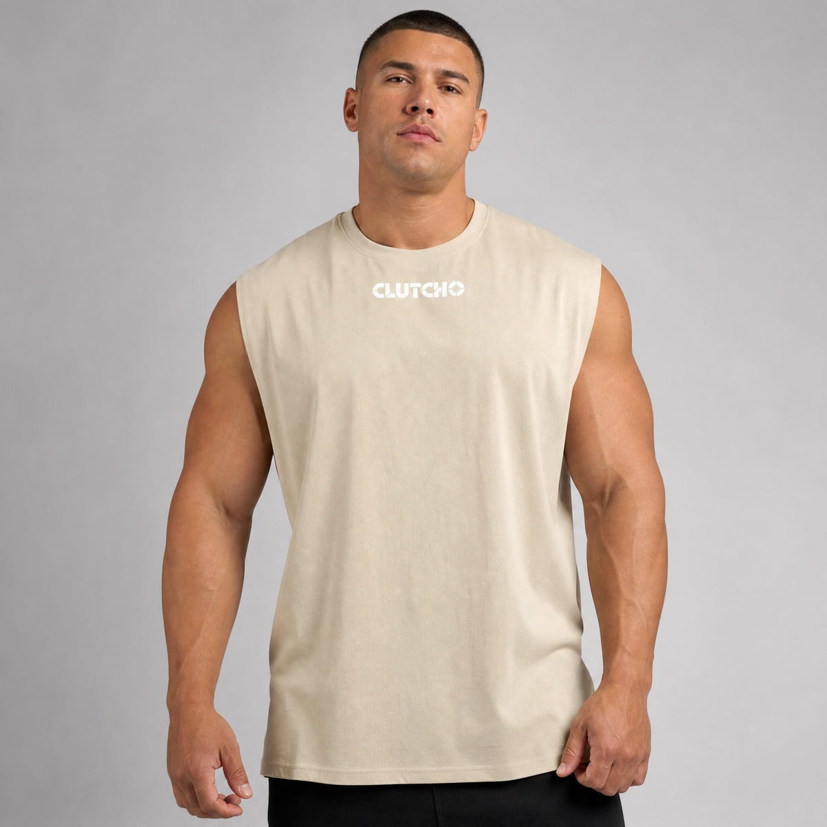 Muskulöser Mann trägt sandfarbenes CLUTCHO Ruled by Presence Tank Top Herren, Front mit Print, Oversize Fit.