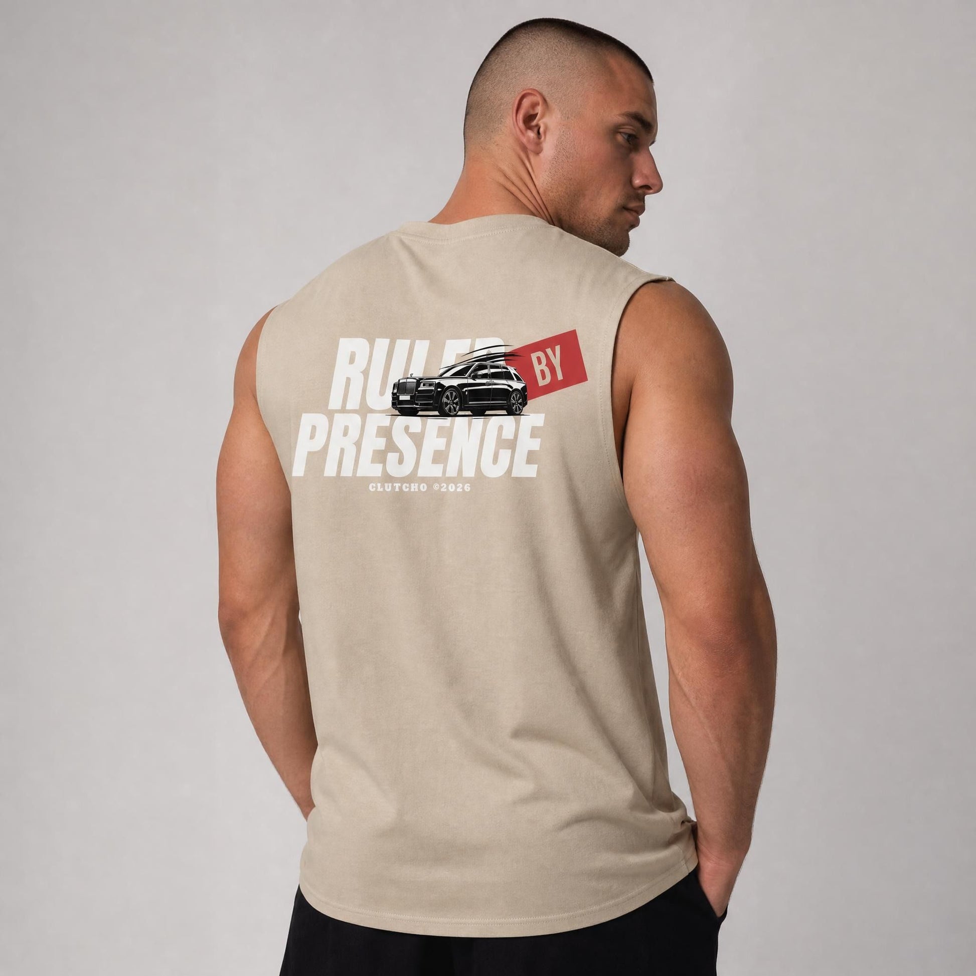 Sandfarbenes CLUTCHO Ruled by Presence Tank Top Herren am Modell von hinten, Backprint sichtbar.