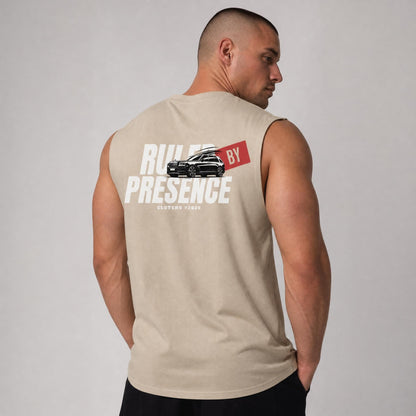 Sandfarbenes CLUTCHO Ruled by Presence Tank Top Herren am Modell von hinten, Backprint sichtbar.