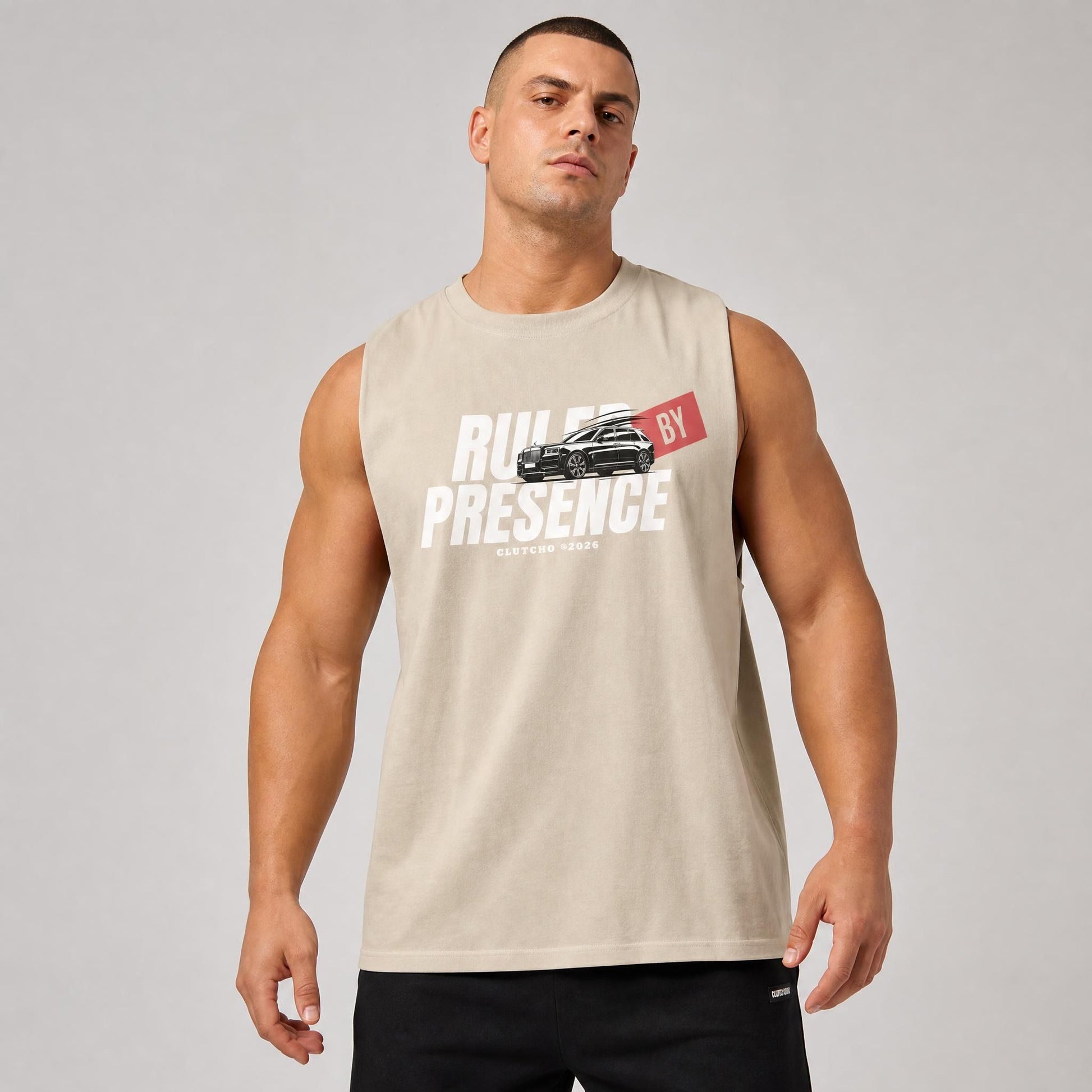 Sandfarbenes CLUTCHO Ruled by Presence Tank Top Herren am Modell, Front mit Print, Oversize Fit.