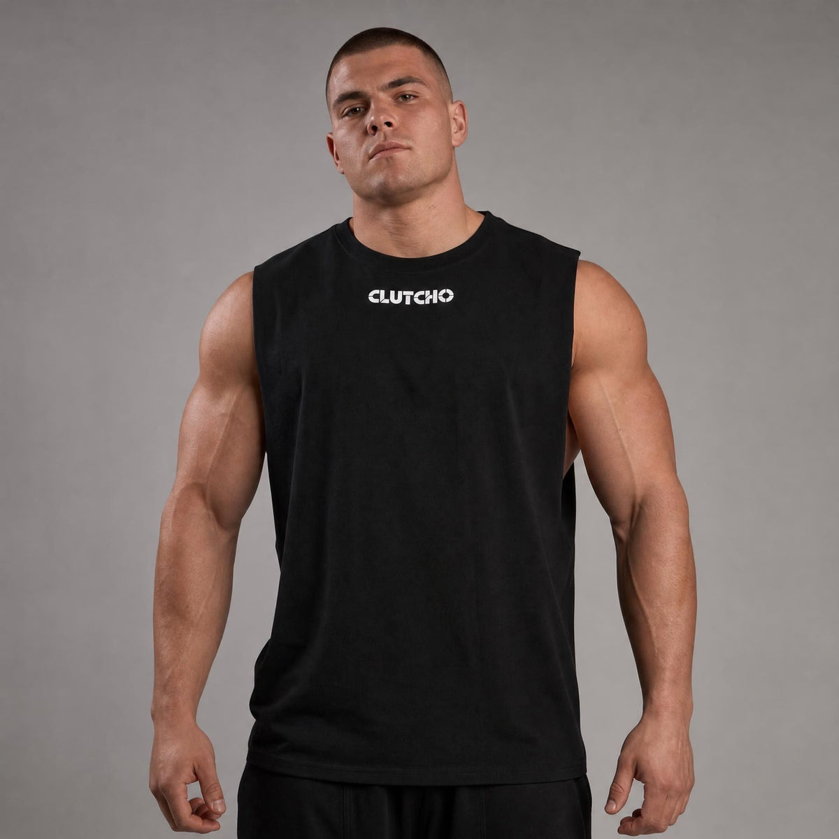 Muskulöser Mann trägt schwarzes CLUTCHO Ruled by Presence Tank Top Herren, Front mit Print, Oversize Fit.