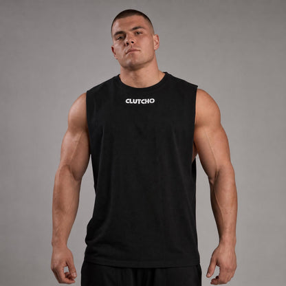 Muskulöser Mann trägt schwarzes CLUTCHO Ruled by Presence Tank Top Herren, Front mit Print, Oversize Fit.