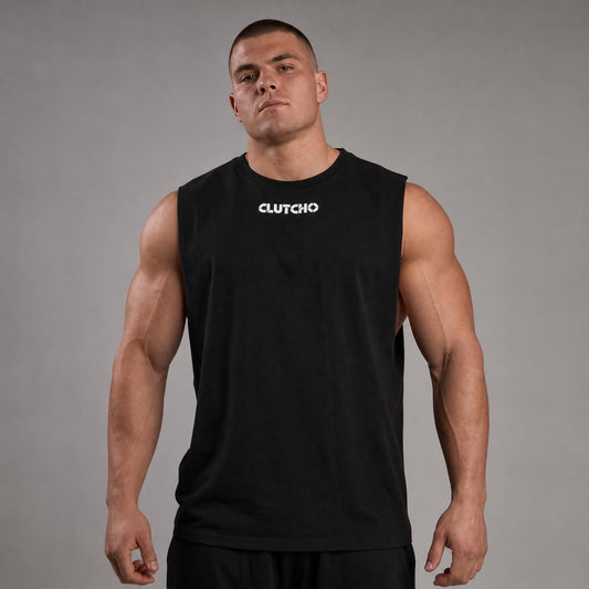 Muskulöser Mann trägt schwarzes CLUTCHO Ruled by Presence Tank Top Herren, Front mit Print, Oversize Fit.