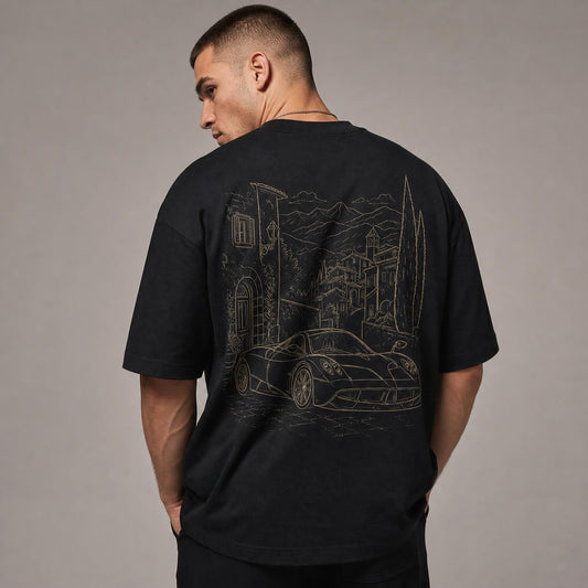 Rücken des schwarzen Toskana Vibes Oversized T-Shirts von CLUTCHO: große Champagner-Line-Art eines italienischen Supersportwagens in der Toskana.